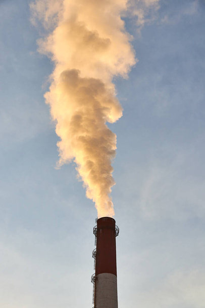 fumée provenant d'une cheminée de centrale électrique au coucher du soleil - Photo, image