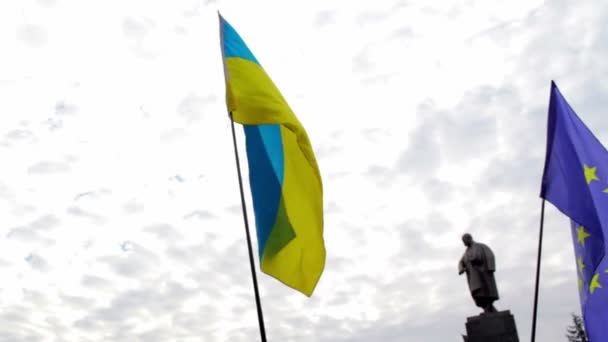 Pro-Ευρωπαϊκή ράλι κοντά το μνημείο σε shevchenko σε Κχαρκίβ - Πλάνα, βίντεο