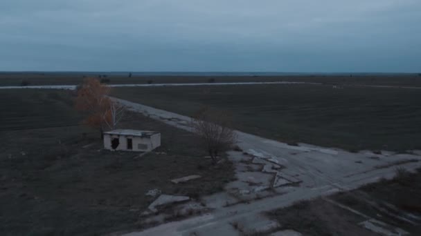 Une mouche au-dessus d'une ancienne piste abandonnée perdue en automne - Séquence, vidéo