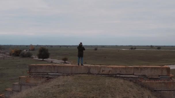 Jeune harceleur voyageant vieil aérodrome et tire hangar abandonné sur un téléphone - Séquence, vidéo