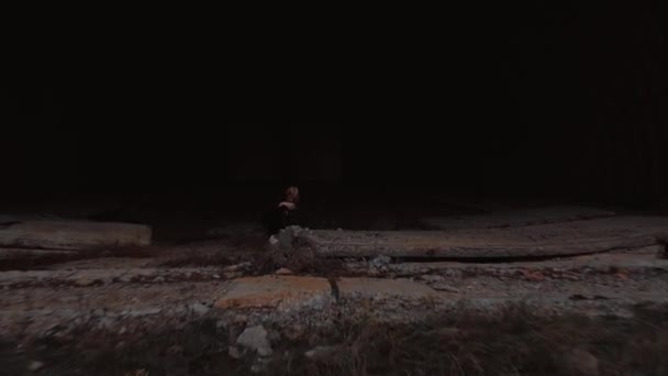 Повітряна стрілянина мандрівного фотографа працює над старим покинутим аеродромом
 - Кадри, відео