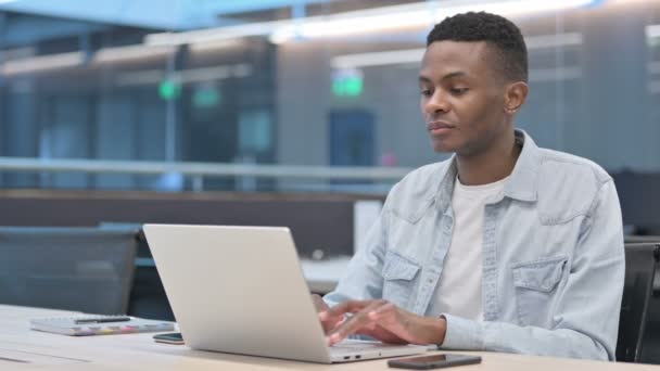 Polegares para cima por homem africano com laptop no trabalho  - Filmagem, Vídeo