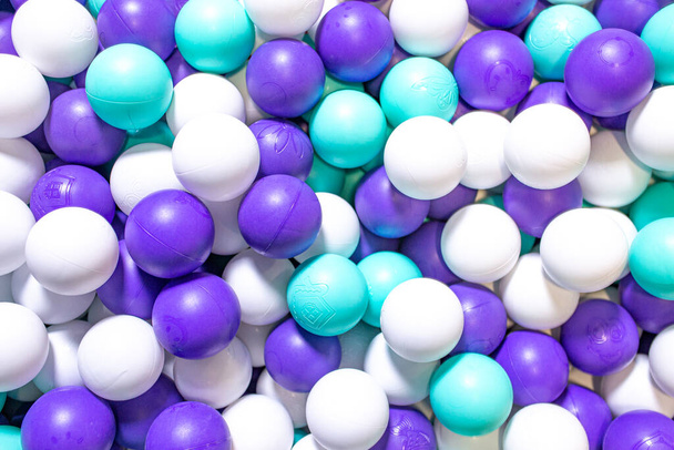 Piscine pour enfants sèche avec boules en plastique colorées. - Photo, image