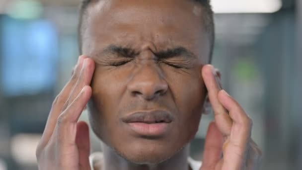 Gros plan de l'homme africain ayant mal à la tête - Séquence, vidéo