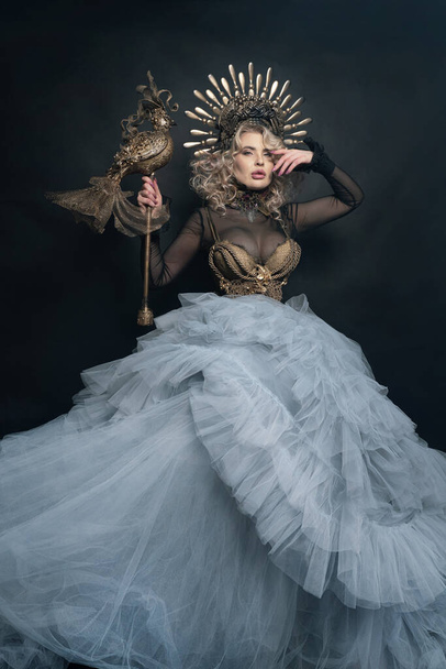 Donna splendida in una corona d'oro, creatura mitica, regina,. Foto in studio. Concetto per fiaba, leggenda, teatro, film - Foto, immagini