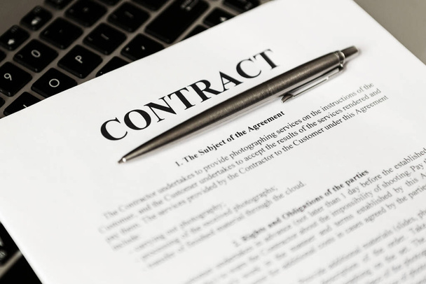 Шариковая ручка для подписания контракта. Ручка и контракт на ноутбуке.. - Фото, изображение