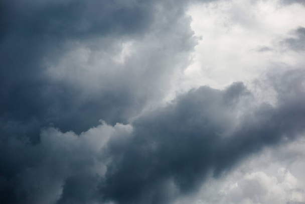 Immagine di nuvole in tempo tropicale nella giungla peruviana. Foresta pluviale amazzonica tempo. Cielo coperto chiuso alla pioggia. - Foto, immagini