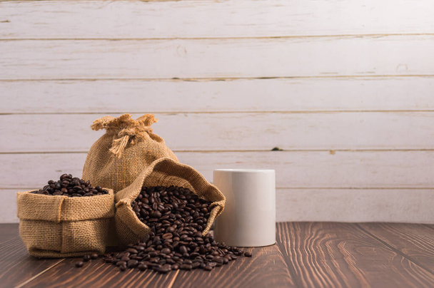 Láska pití kávy, hrnky kávy a kávová zrna - Fotografie, Obrázek