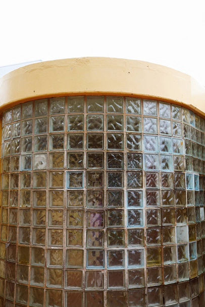 Primer plano de paneles de vidrio redondeado de diseño arquitectónico en bloque de inodoro público retro - Foto, imagen