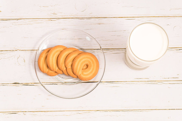 Giornata Mondiale del Latte, Bere acqua e mangiare biscotti, Colazione sana - Foto, immagini