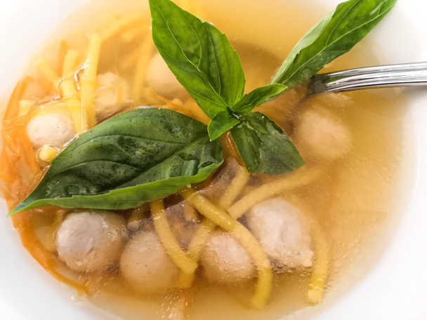 麺と鶏のミートボールとレストラン料理鶏のスープ - 写真・画像