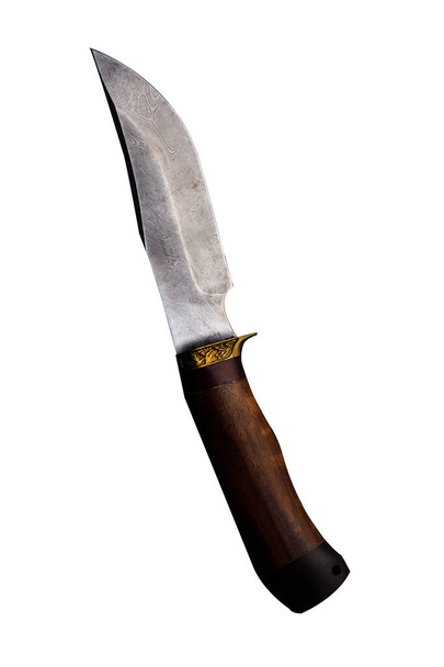 Nóż wykonany ze stali damasceńskiej z drewnianą rączką na białym tle. - Zdjęcie, obraz