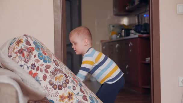 Petit garçon jouer avec des oreillers - Séquence, vidéo