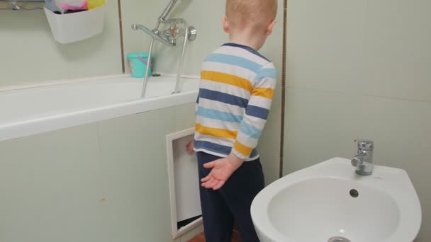 トイレで遊ぶ少年 - 映像、動画