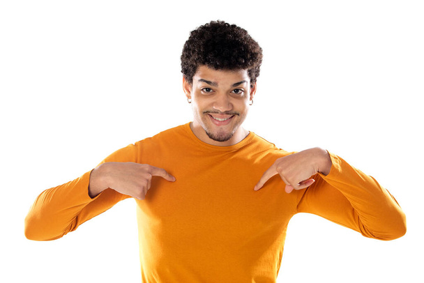Joven negro afro chico riendo y señalando algo con su dedo aislado sobre un fondo blanco - Foto, Imagen