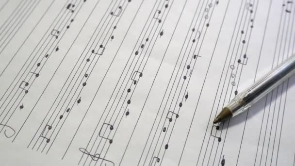 Музыкант-композитор девушка рука пишет музыку с нотами на нотах на нотах - скрипичный клюв и классические мелодии песни - Кадры, видео