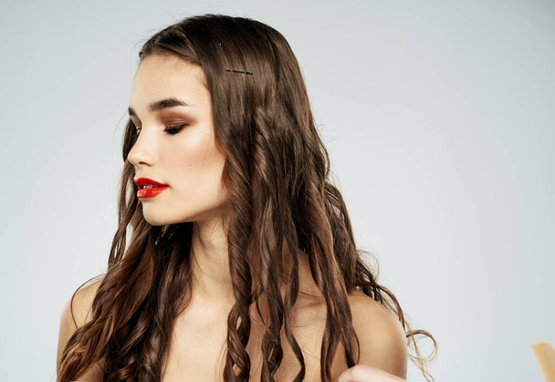 Žena holič vlasy péče make-up nahý ramena model - Fotografie, Obrázek