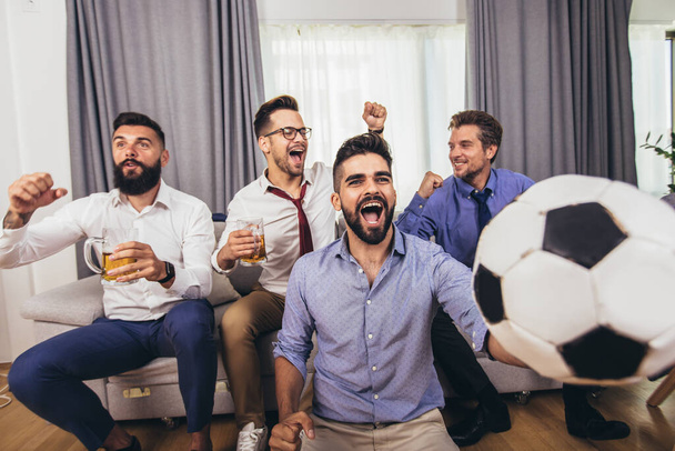 Homens excitados assistindo jogo esportivo, campeonato em casa. - Foto, Imagem