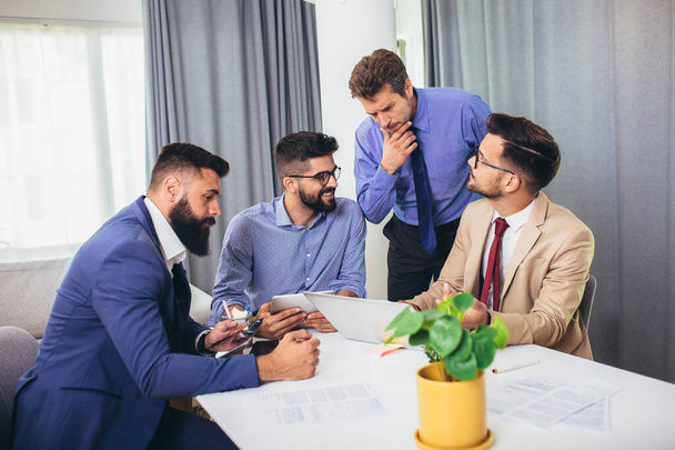 Equipe de negócios corporativa e gerentes masculinos discutem sobre novo projeto. - Foto, Imagem