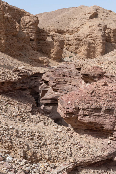 Cañón Rojo en el sur de Israel. formaciones rocosas naturales. - Foto, imagen