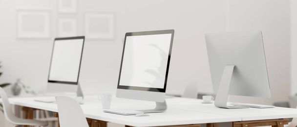 Rendering 3D, projektowanie wnętrz biurowych z biurkiem z trzema urządzeniami komputerowymi i sprzętem biurowym, ilustracja 3D, widok przez szklaną ścianę - Zdjęcie, obraz