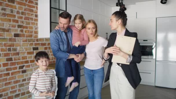 Video de familia feliz durante la compra de un nuevo apartamento. Fotografía con cámara de helio RED en 8K. - Metraje, vídeo