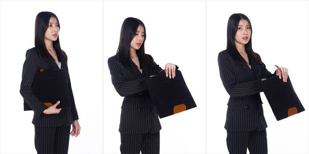 Half Body Portrait of 20s Asiatique Femme cheveux noirs costume de bande noire formelle. Office Girl regarder à l'intérieur Bref sac de document et l'utiliser pour travailler sur fond blanc isolé - Photo, image