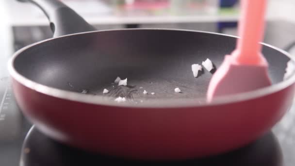 フライパンにココナッツオイルをシリコンブラシで潤滑します。料理を作る - 映像、動画