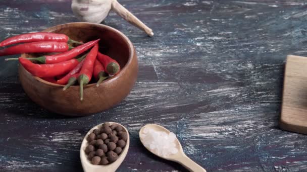 Papryka chili, sos keczupowy na ciemnym stole. ukierunkowanie selektywne - Materiał filmowy, wideo