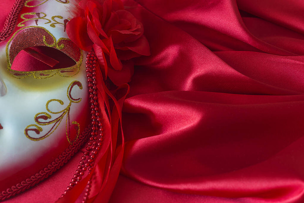 Venetsialainen naamio koristeltu kukka punaisella silkki tausta lähikuva - Valokuva, kuva