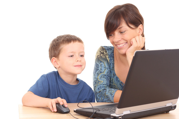 anya- és 5-6 év régi fiú szórakozik a számítógépes játék elszigetelt fehér - Fotó, kép