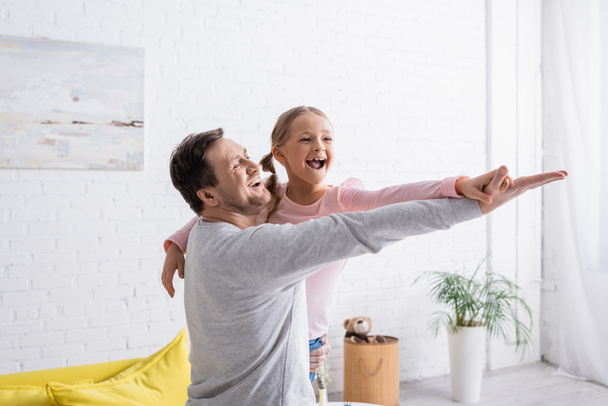 izgatott apa lánya szórakozás és tánc otthon - Fotó, kép