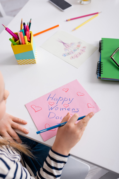 καλλιεργημένη άποψη του παιδιού σχέδιο ευτυχισμένη γυναικών κάρτα ημέρα σε θολή προσκήνιο - Φωτογραφία, εικόνα