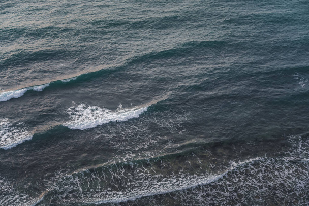 Błękitna powierzchnia morza z falami, piękna naturalna abstrakcyjna tekstura tła - Zdjęcie, obraz