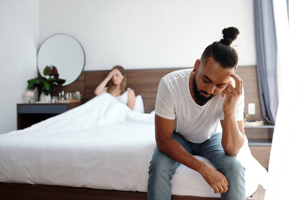 Homem barbudo infeliz sentado na borda da cama depois de ter discutido com a esposa - Foto, Imagem