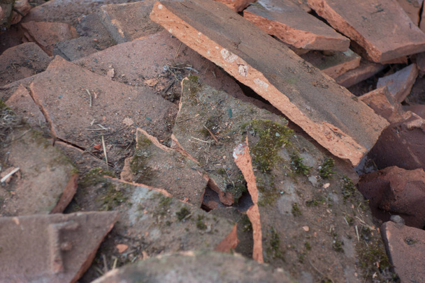σπασμένα τούβλα στο εργοτάξιο, στην οικοδομή και στην κατασκευαστική βιομηχανία - Φωτογραφία, εικόνα