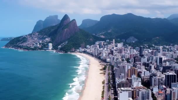 Brezilya, Rio de Janeiro, Ipanema sahilindeki kıyı kenti manzarası. Ipanema sahilindeki deniz manzarası, Rio de Janeiro, Brezilya 'nın Ipanema plajındaki deniz manzarası.. - Video, Çekim