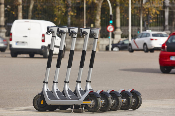 Elektro-Roller Fahrzeuge in der Stadt. Urbane Mobilität, nachhaltiger Lebensstil - Foto, Bild