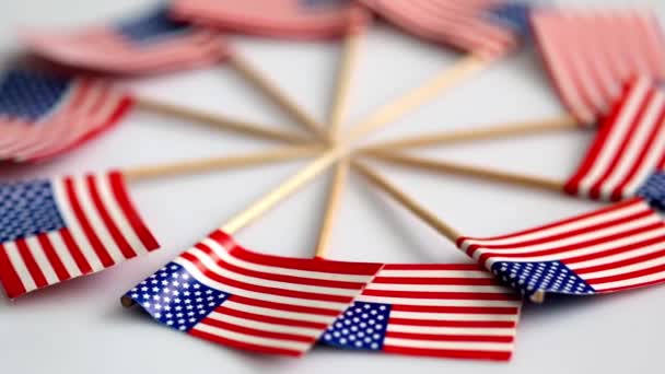 Pieni Amerikan lippu pyörii valkoisella taustalla sivukuva - Materiaali, video