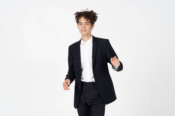 stylischer Typ mit lockigem Haar und in einem Sakko Hemd Hose Modell - Foto, Bild