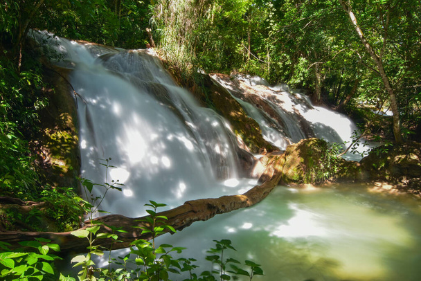 Cascadas de Agua Azul jsou série vodopádů nalezených na řece Xanil v jihomexickém státě Chiapas - Fotografie, Obrázek