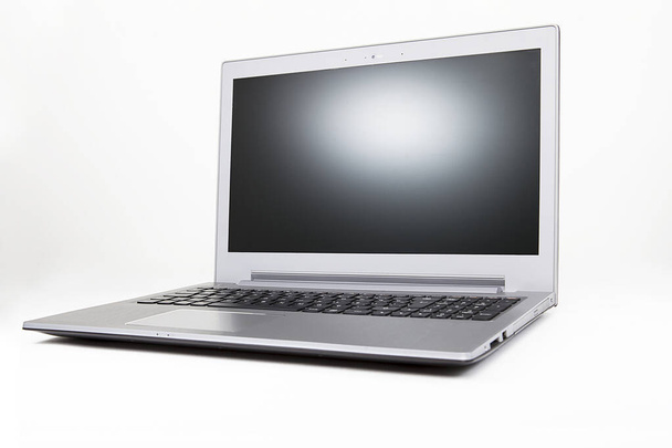 Computer geïsoleerd op witte achtergrond. - Foto, afbeelding