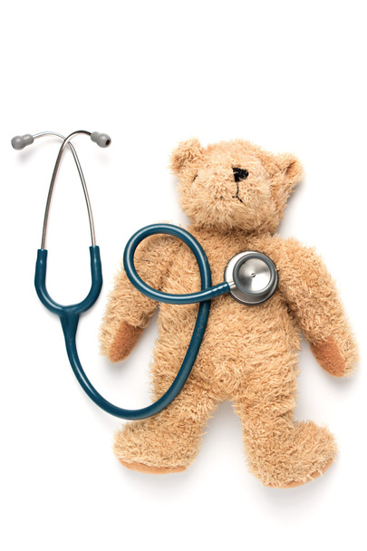 Ведмідь лялька і стетоскоп на білому тлі
 - Фото, зображення