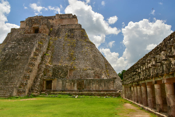 Piramide van de Magiër bij Uxmal, een oude Maya stad in Mexico - Foto, afbeelding