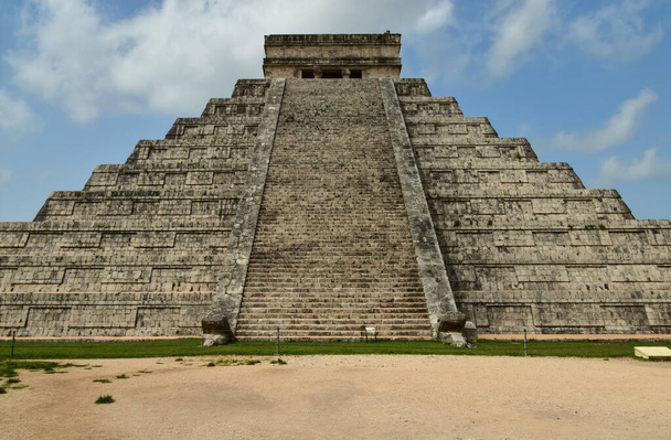 Tempio di Kukulcn (El Castillo) a Chichen Itza, una grande città precolombiana costruita dal popolo Maya in Messico - Foto, immagini