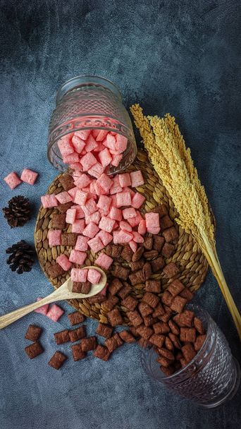 Jahodové a čokoládové cereálie jsou vhodné na dezerty - Fotografie, Obrázek