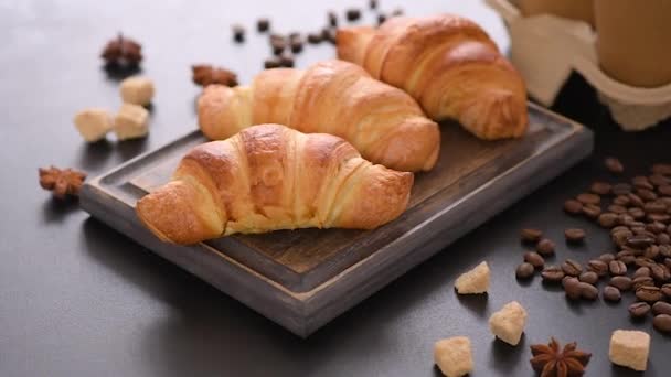 Fresco crujiente delicioso croissant francés con una taza de café fragante - Imágenes, Vídeo