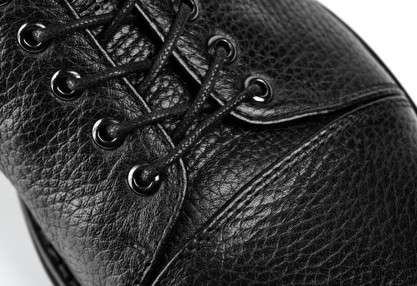 Ανδρικά δερμάτινα παπούτσια μόδας για φθινόπωρο, άνοιξη, ευρωπαϊκό χειμώνα. Μπότες για μια μοντέρνα γυναίκα grunge. Γυναικείες μαύρες μπότες με κορδόνια απομονωμένα στο λευκό. Μαύρο δερμάτινο στρατιωτικό μπότες. Φθινόπωρο. Μόδα. Στυλ. - Φωτογραφία, εικόνα
