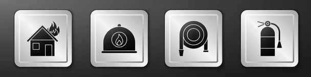 Brand in brandend huis, brandweerhelm, brandslang haspel en brandblusser icoon. Zilveren vierkante knop. Vector. - Vector, afbeelding