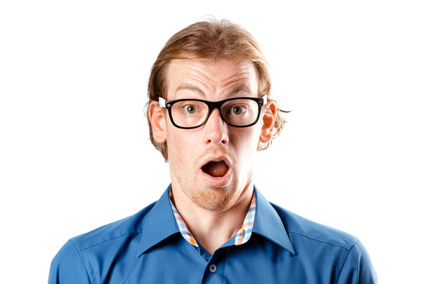 Ritratto maschile di un uomo dai capelli biondi di aspetto europeo, su sfondo bianco. Emozioni. hipster nerd con gli occhiali seduti su una sedia. Giovane nerd preoccupato. Stupida faccia. Botanico. Uomo in occhiali - Foto, immagini